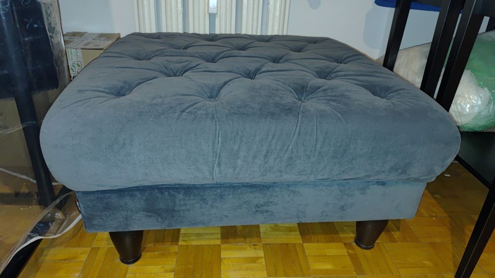 Pufa welurowa tapicerowana kolor ciemnoniebieski