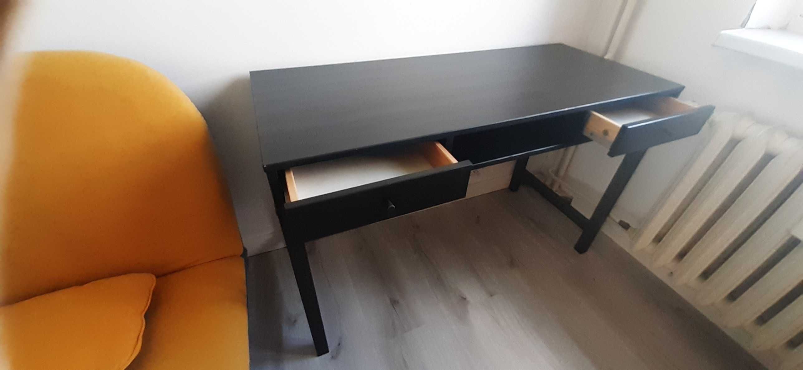 czarne biurko, toaletka z Ikea