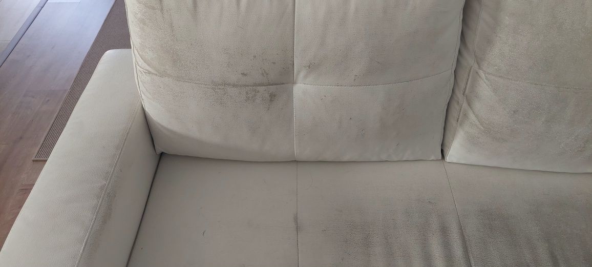 Sofá do IKEA em mau estado