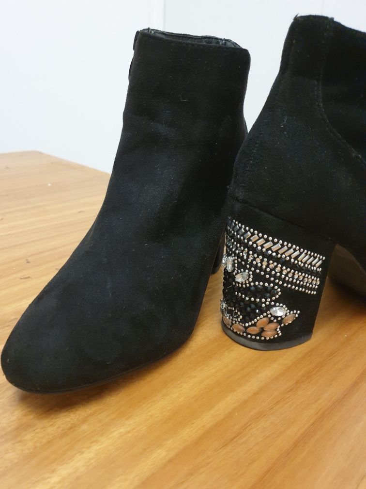 Botins camurça com aplicações