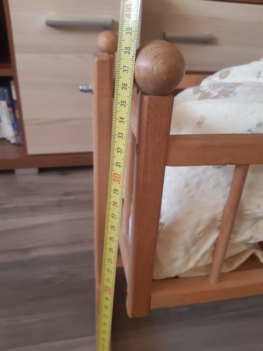 Kołyska z lalką wydającą dźwięki