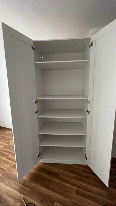 Biała solidna komoda