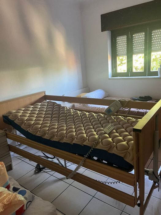 Cama articulada e material geriatria