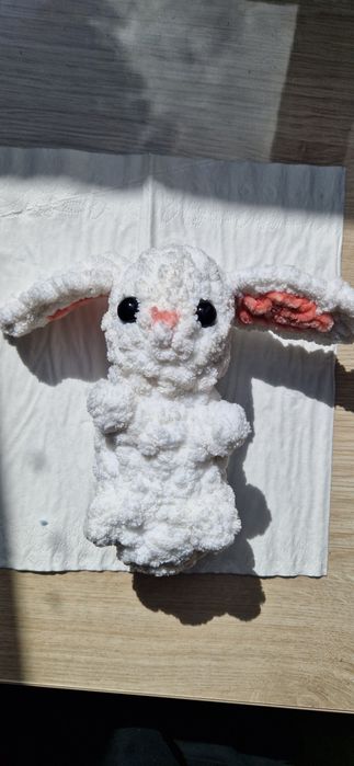 szydełkowny pluszak królik z czapeczka żaby