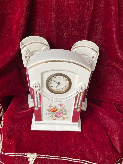 Przedwojenny porcelanowy zegar kominkowy z dostawkami