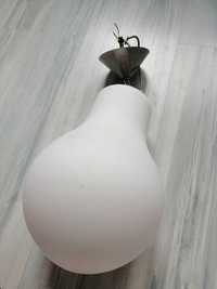 Mleczna lampa sufitowa, wisząca / żyrandol szklany w kształcie żarówki
