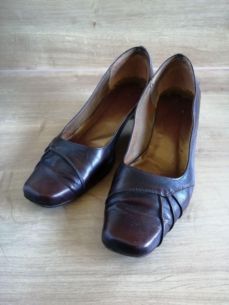 Buty skórzane brązowe na obcasie 39