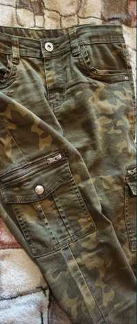 Камуфляжні джинси з накладними кишенями на 146-152, s- xs, 25.