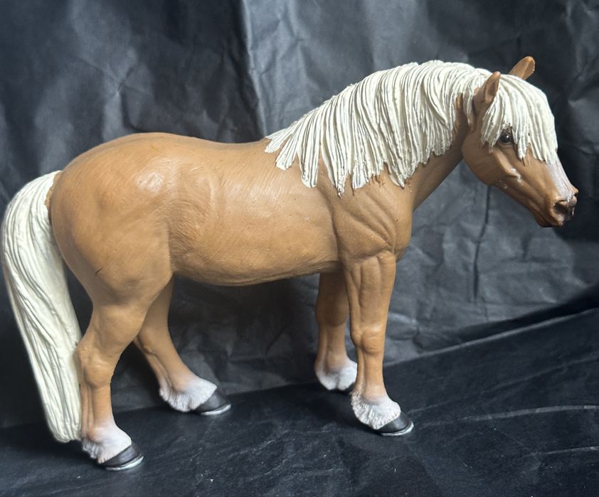 Коллекционная игрушка лошадь