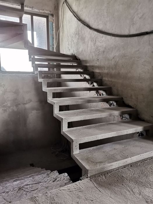 Монолітні сходи на замовлення