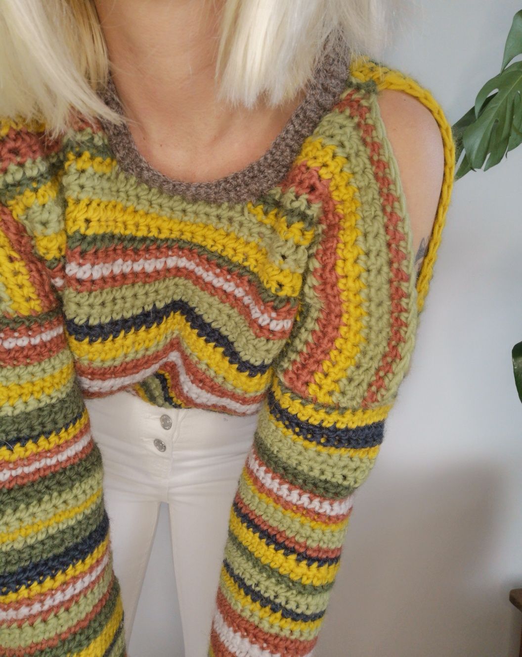 Kolorowy wełniany sweter w paski odkryte ramiona handmade
