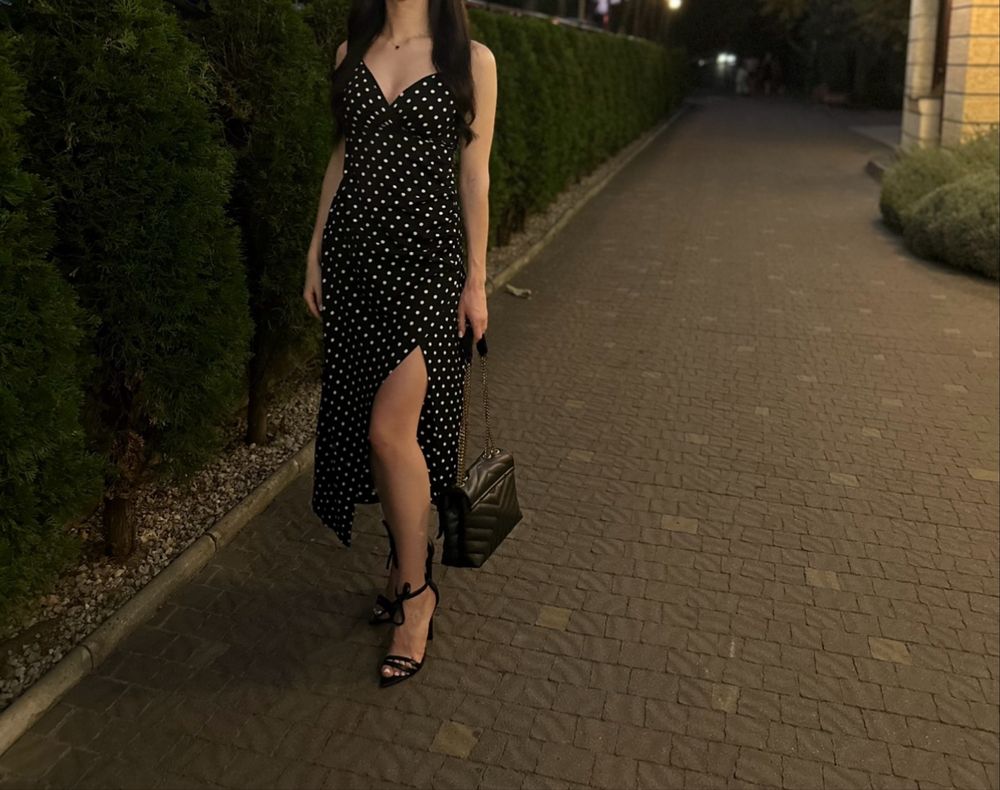 Сукня в горошок чорна
