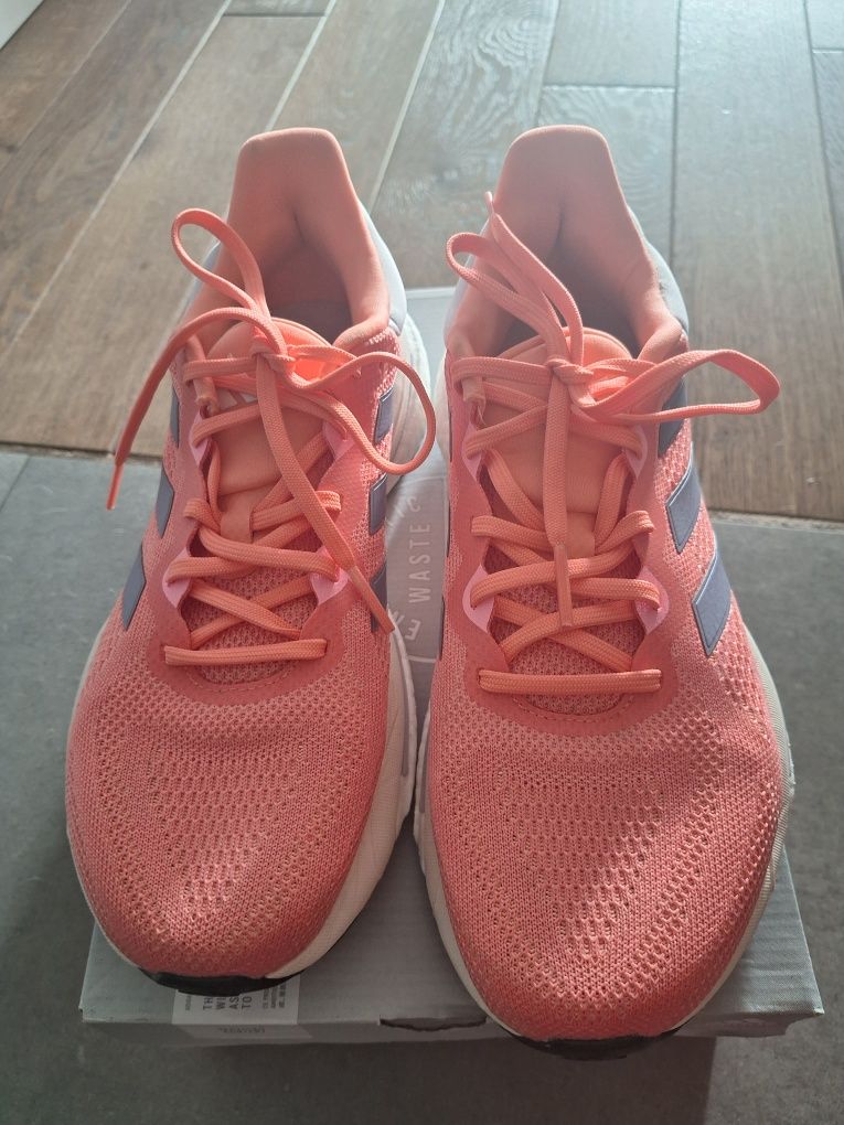 Buty do biegania marki Adidas, model SolarBoost W