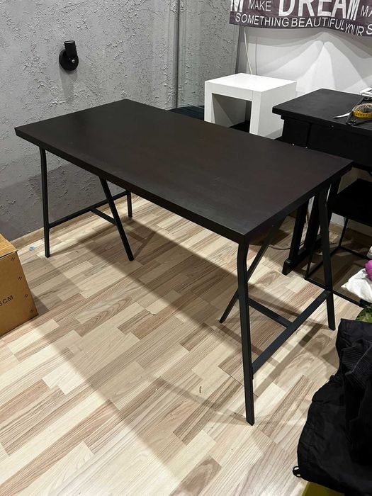 Biurko loftowe czarne - industrialny styl, stabilna konstrukcja