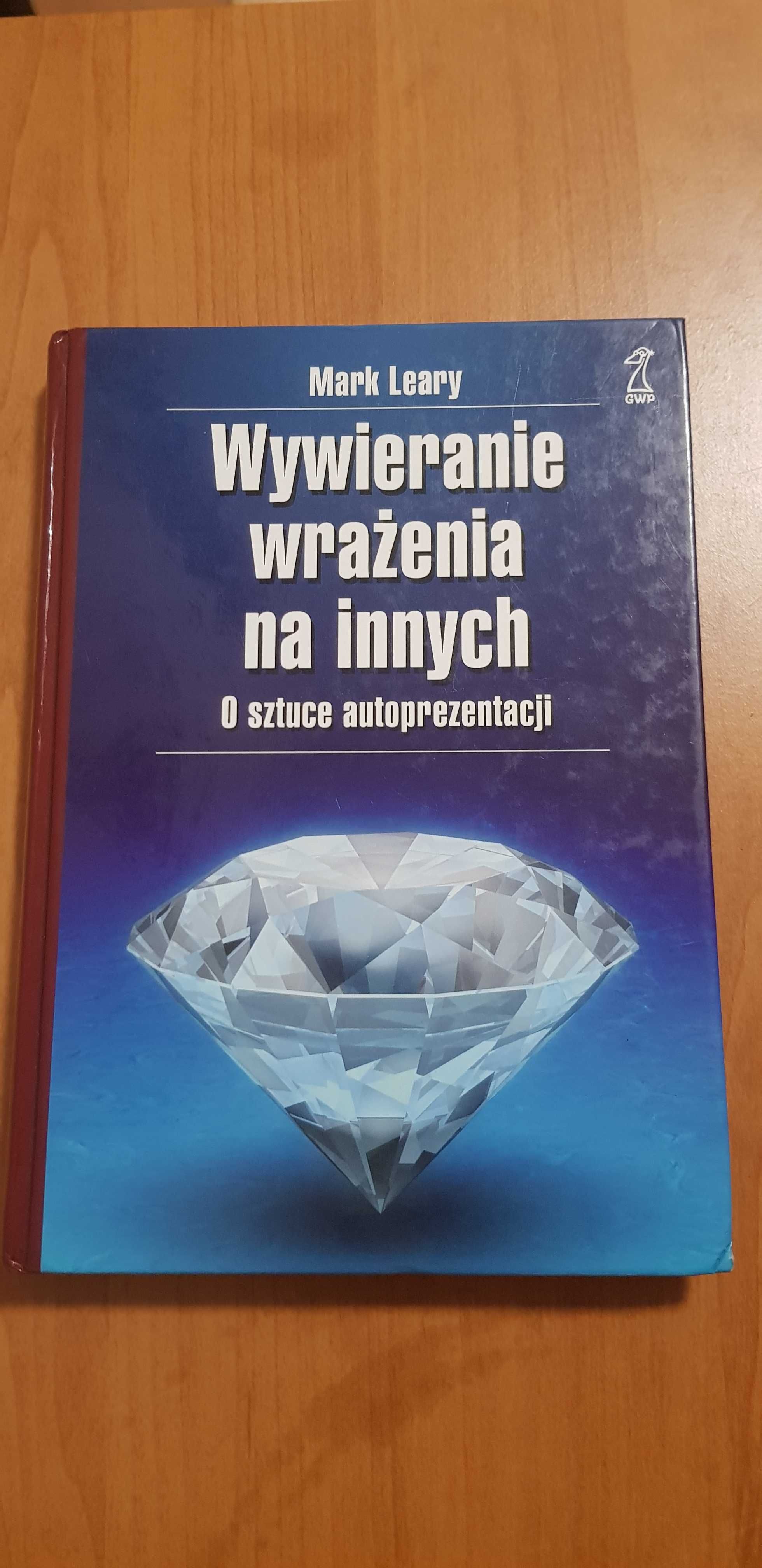 Wywieranie wrażenia na innych. O sztuce autoprezentacji Mark Leary.