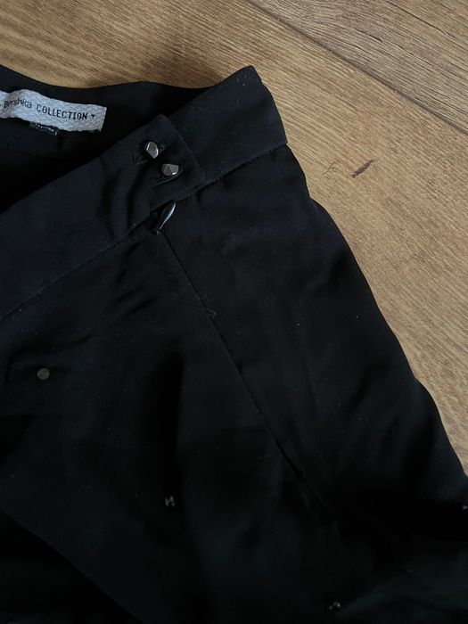 Czarna spódniczka z ozdobnymi cekinami