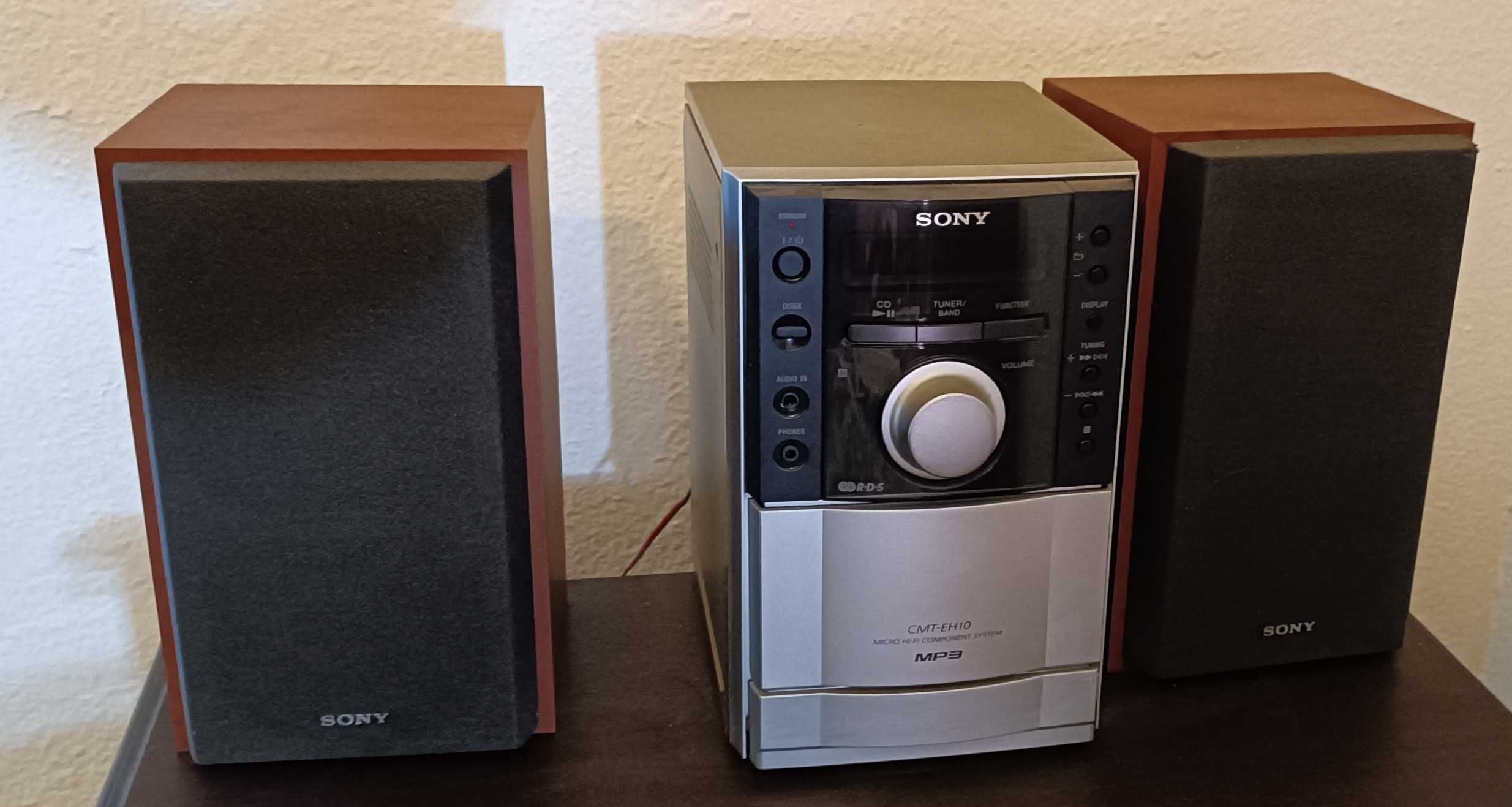 Aparelhagem de CD com duas  colunas