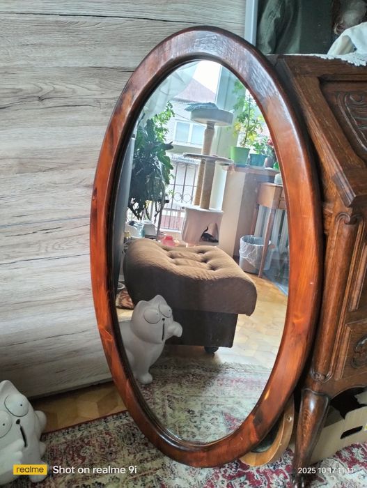 Lustro owalne w drewnianej ramie; wymiary : 105 x 59cm; okres PRL