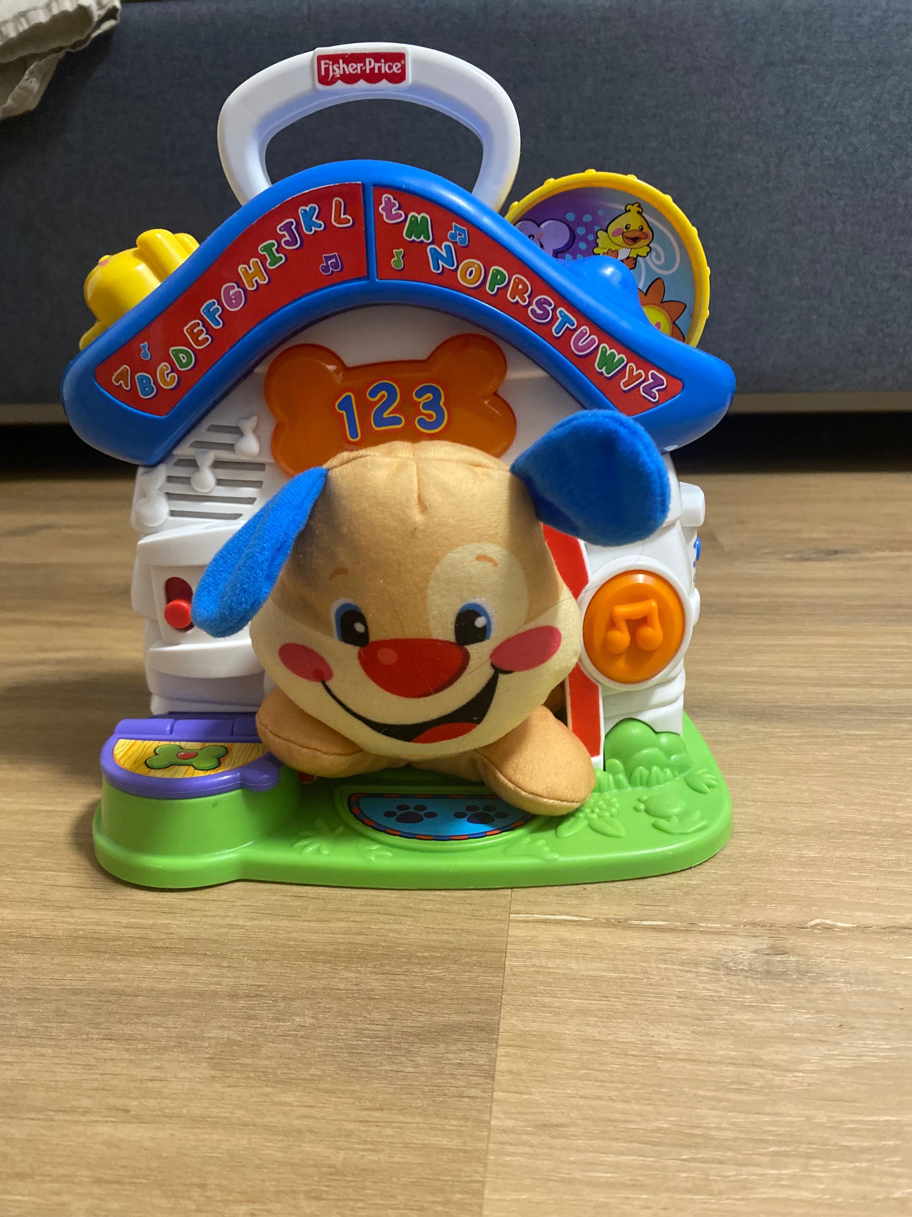 Wesoły domek szczeniaczka uczniaczka
