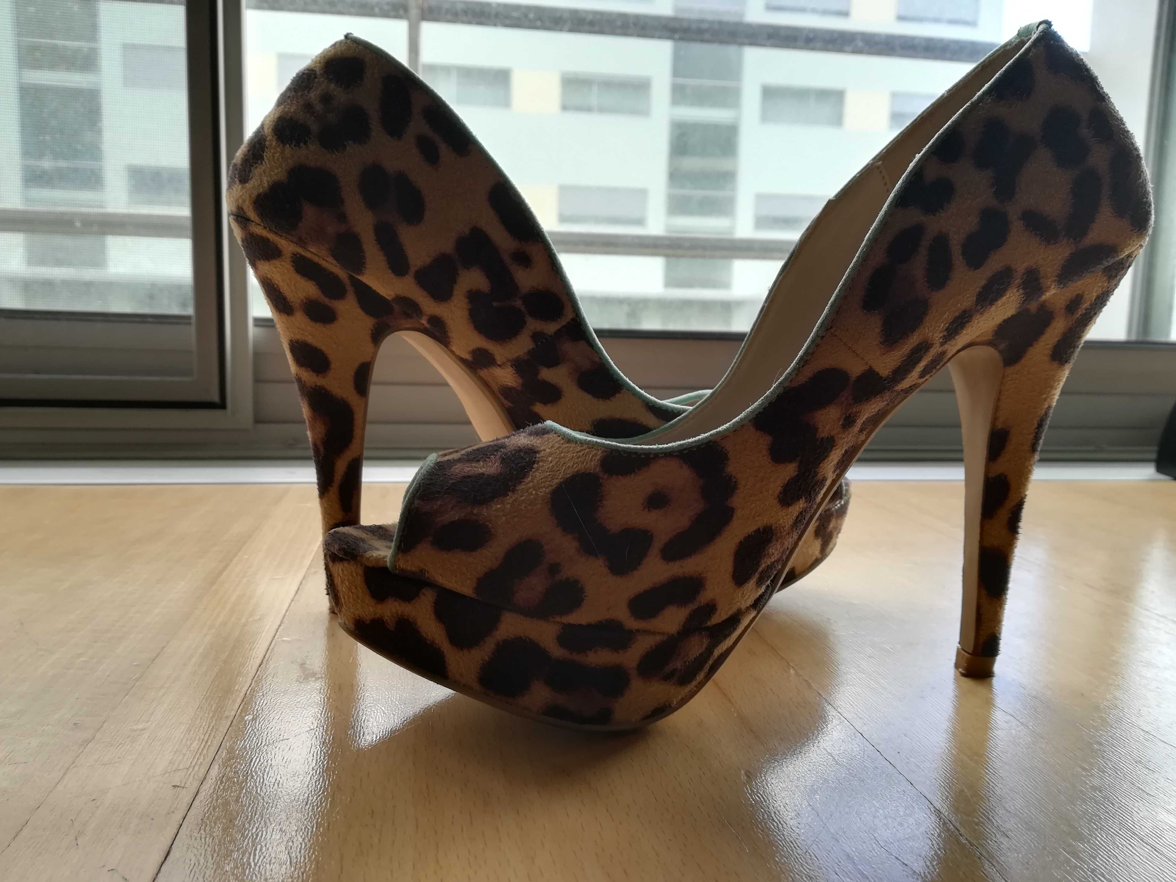 Sapato Peep Toe Leopard Print Compensado Tam. 38