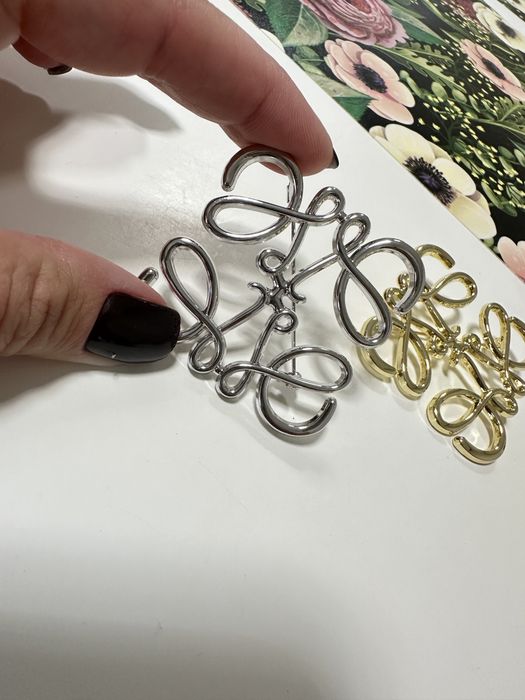 Брош в стиле Loewe