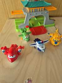 Super wings - jett, paul, donnie e mira com templo chinês