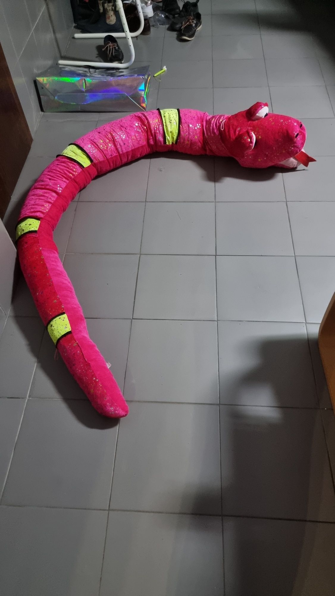 Peluche enorme em forma de cobra