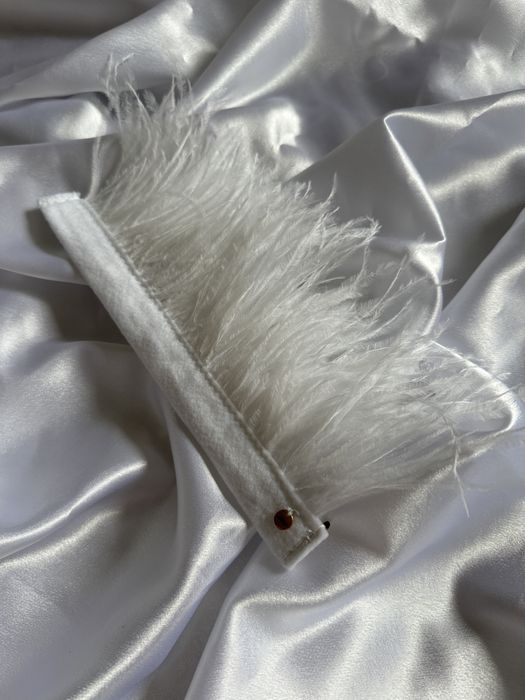 Broszka biała skrzydełko do marynarki z piór strusich pióra piórka