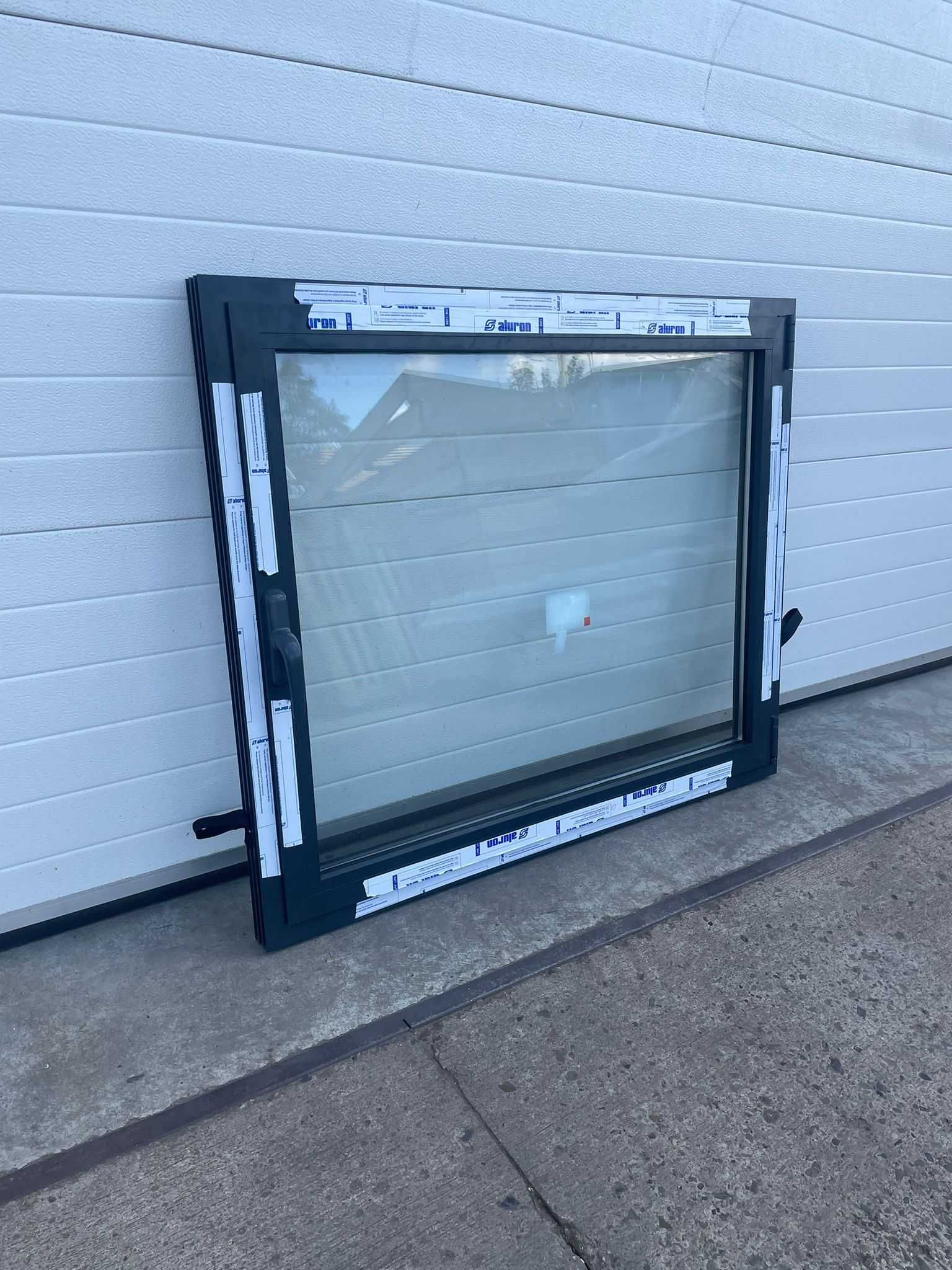 Okno aluminiowe zimne 1000x1000, rozwierno-uchylne
