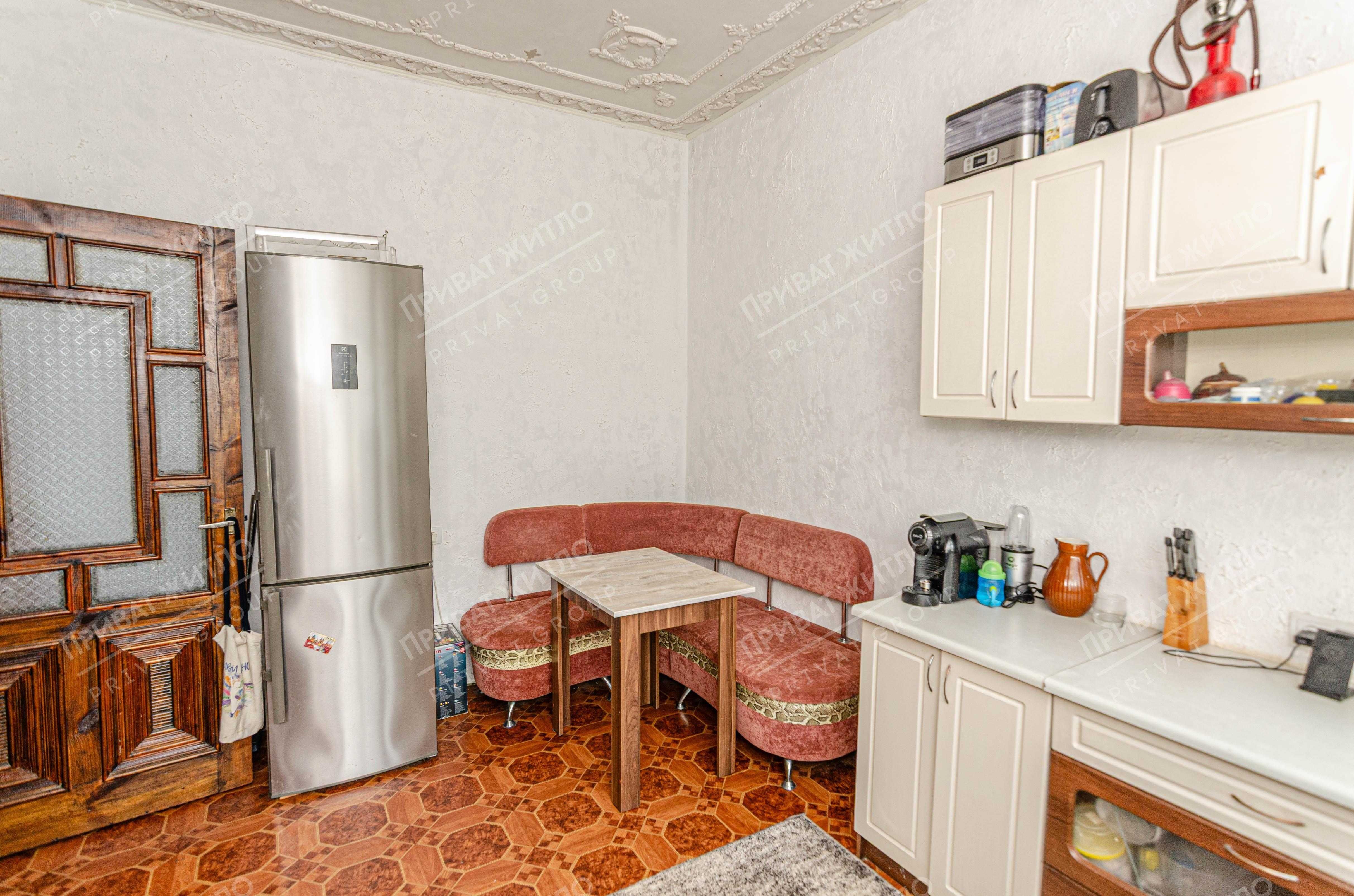 Добротний будинок з характером. Красень середини 90-х років.
