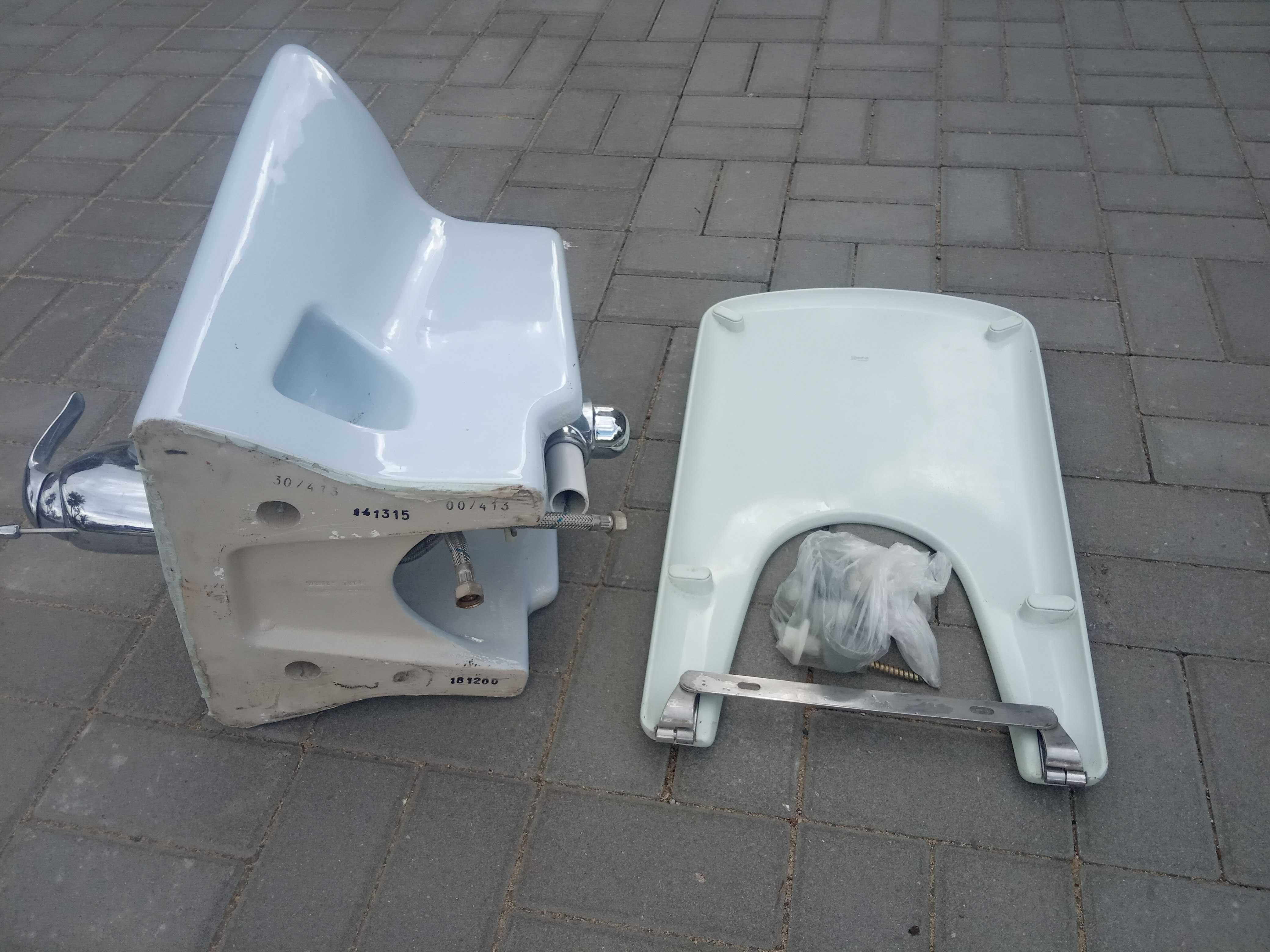 Bidet Roca podwieszany 60x35x27 Błękit, bateria, deska, odpływ, śruby