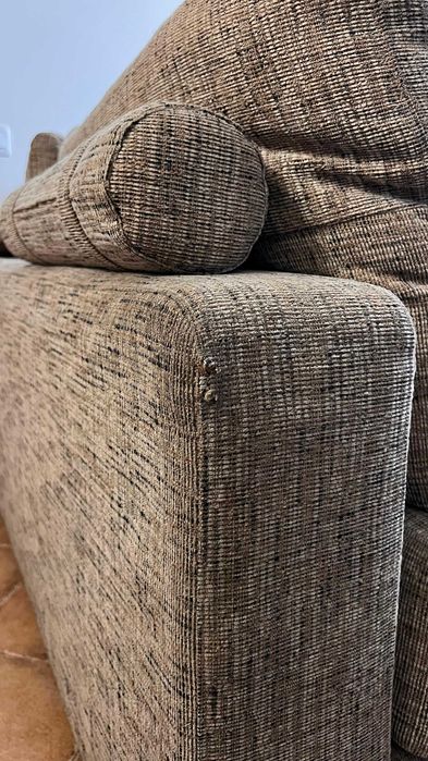 Dois sofás em bom estado de conservação