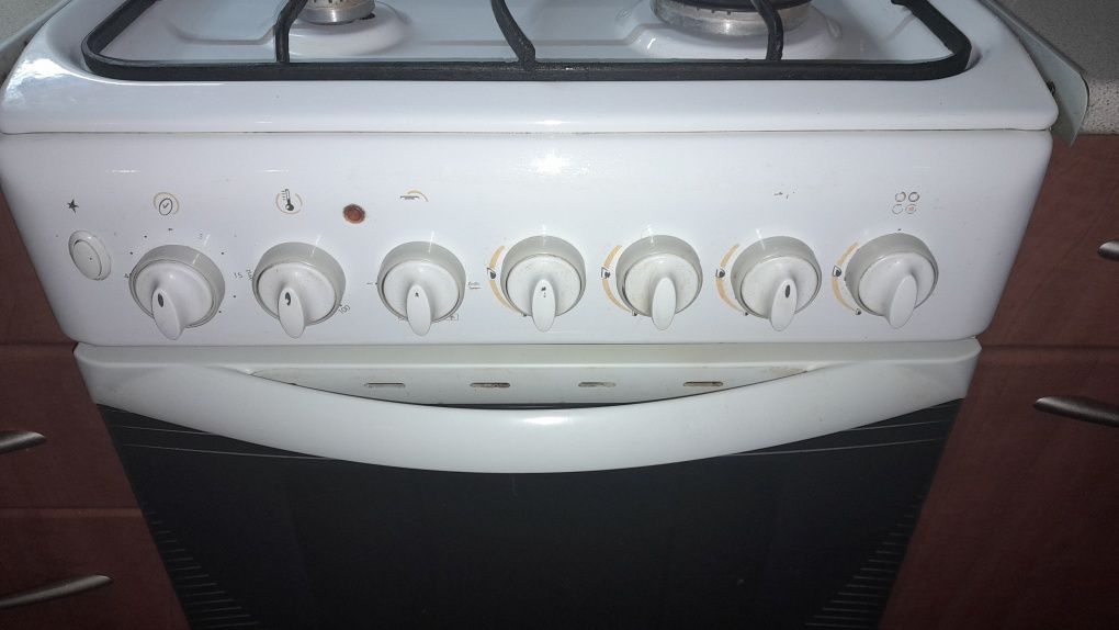 Газовая плита с электродуховкой INDESIT