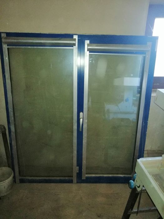 Okno aluminiowe z roletami wewnętrznymi