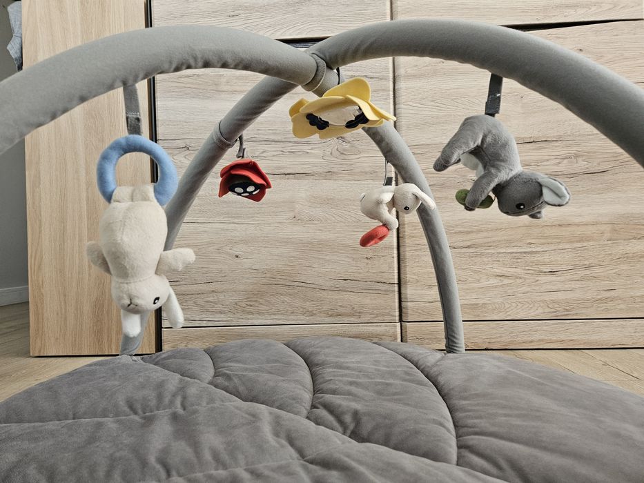 Mata z zabawkami dla niemowląt Ikea GULLIGAST
