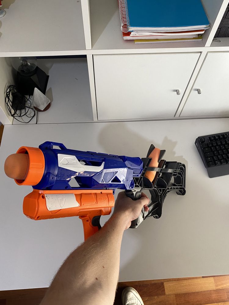 Nerf bazuca com apenas 2 projeteis