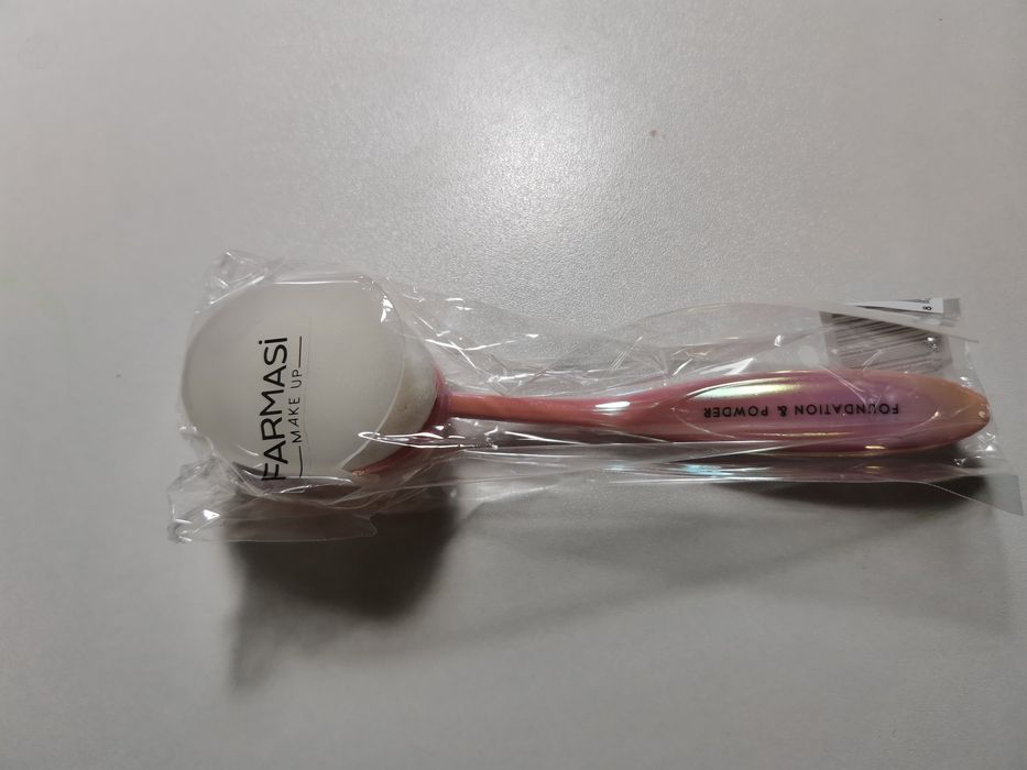 Owalny pędzel do podkładu i pudru farmasi