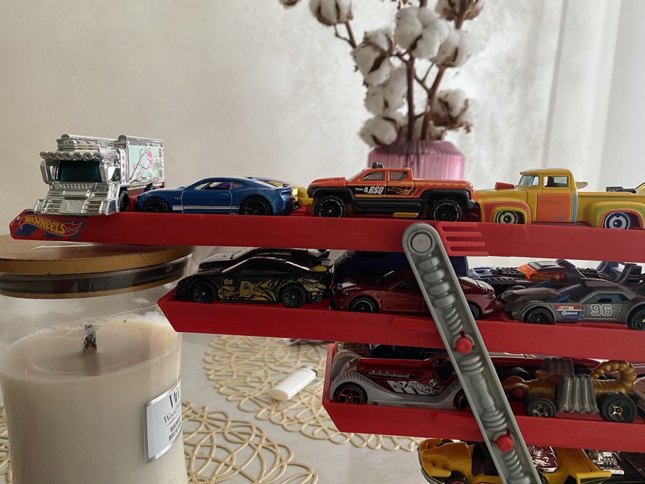 машинки Hotwheels 50+ і вантажівка-гараж
