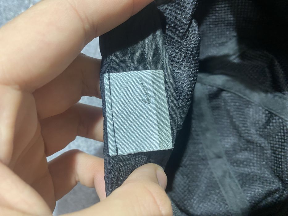 Вінтажна нейлонова кепка nike з металевим свушом на надписом найк поза