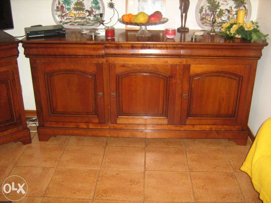 Vende-se mesa e cadeiras  e Aparador  de sala LUIS XV em  cerejeira