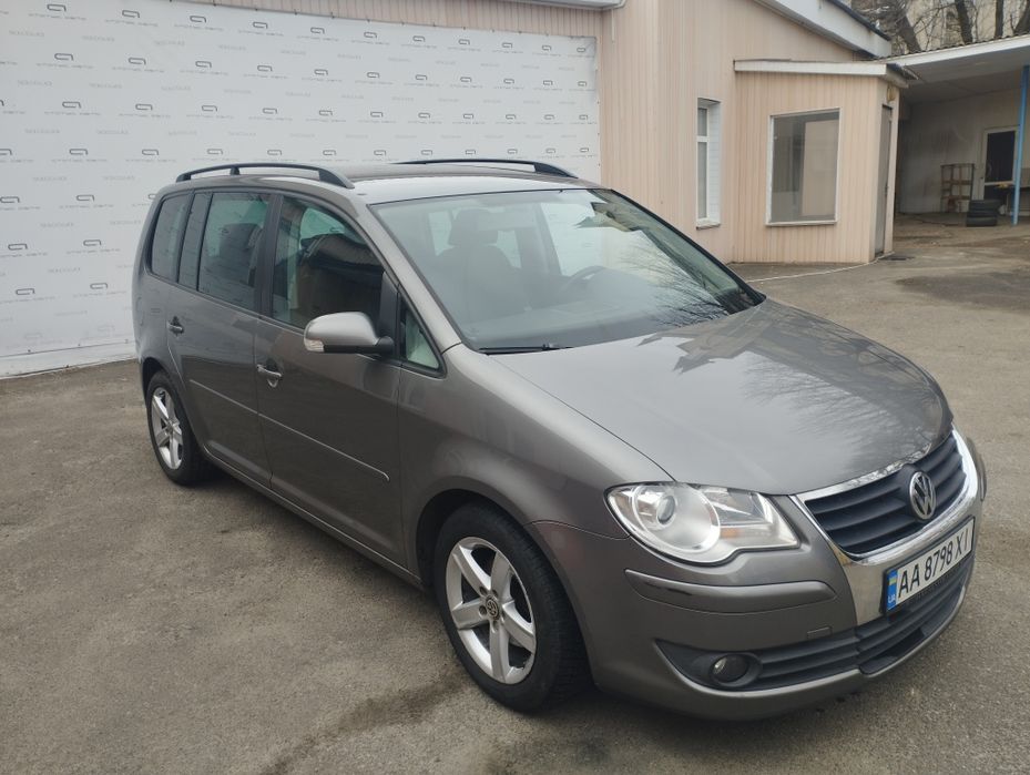 Volkswagen Touran,1.4 бенз автомат