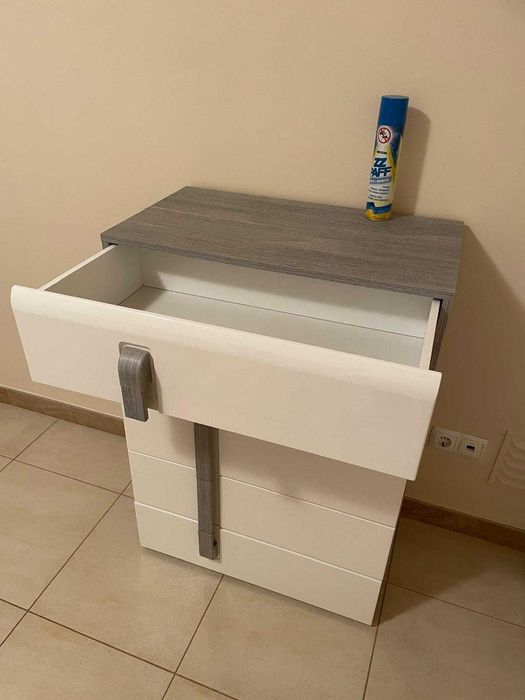 Cómoda moderna 5 gavetas – branco brilho e cinza