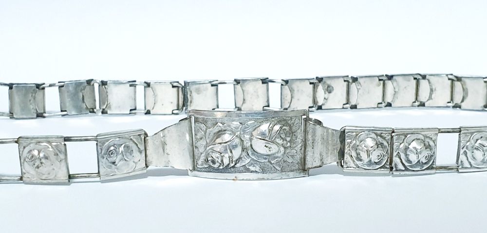 Lindo antigo cinto feminino com banho em prata motivo rosas