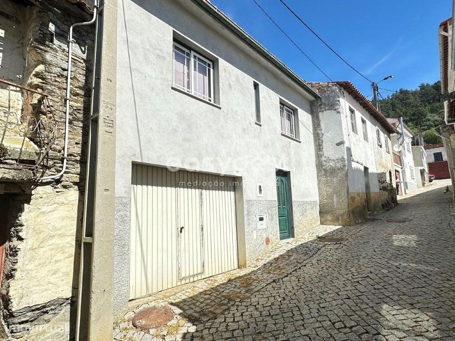 Magnifica Moradia com varanda e terreno em Açoreira Torre de Moncorvo.
