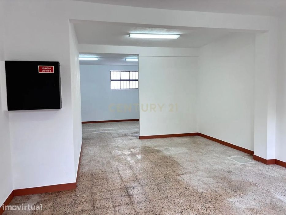 Loja Ampla com muita luz natural em Camarate