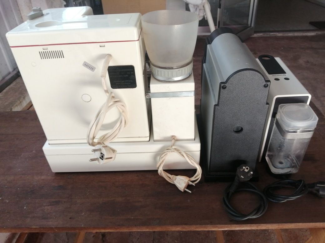 Três máquinas de café usadas