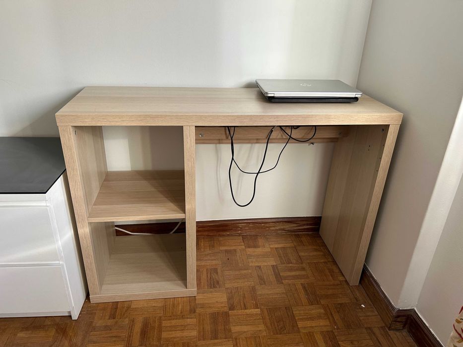 Vendo Secretária Ikea em óptimo estado com cadeira secretária