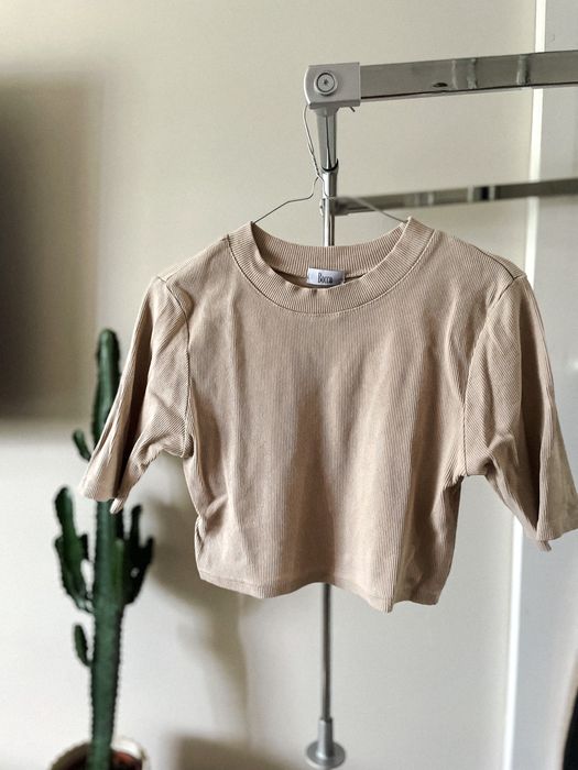 Krótki beżowy prążkowany top