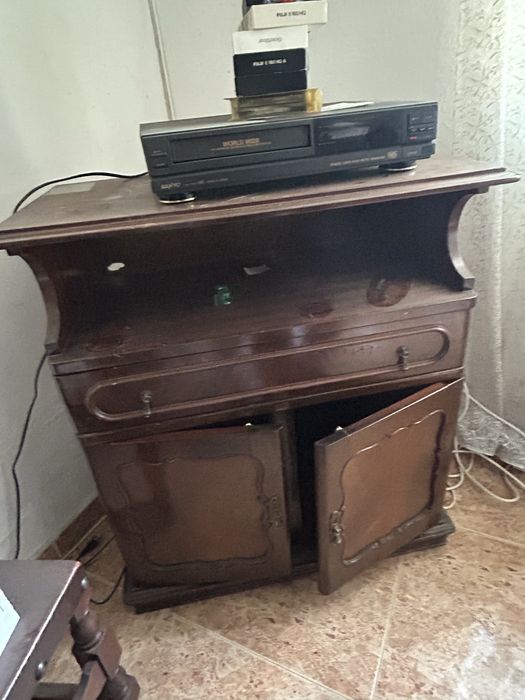 móvel antigo em madeira