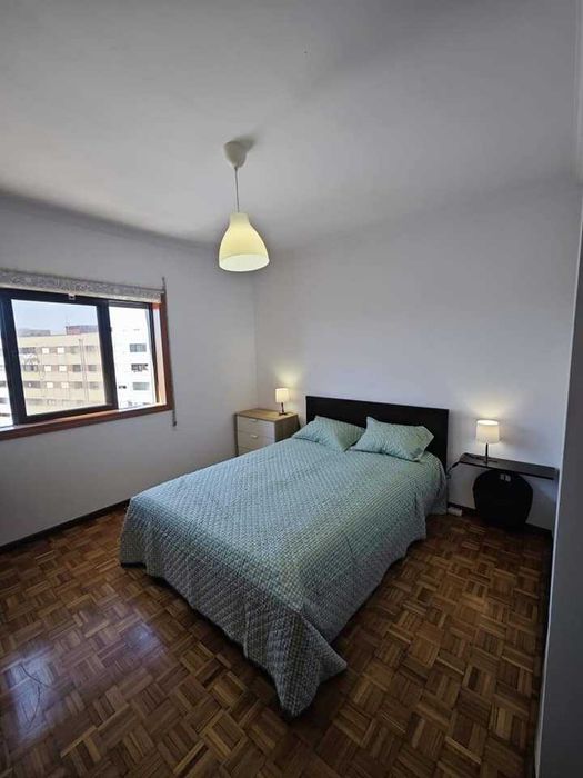 Arrendo quarto individual com casa de banho privativa.